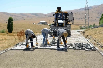 Ağrı’da köy yolları modern görünüme kavuşuyor
