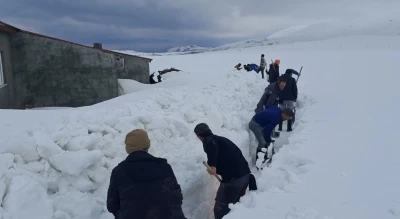 Ağrı&rsquo;da k&ouml;yl&uuml;ler sel riskine karşı karı k&uuml;rekle yararak su yolu a&ccedil;tı
