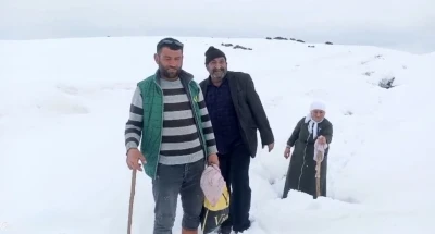 Ağrı&rsquo;da Nisan karı k&ouml;y yollarını kapattı
