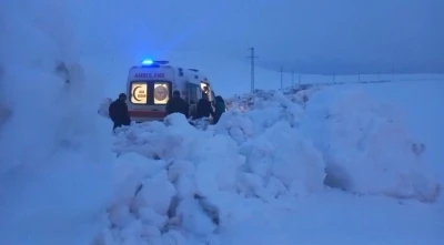 Ağrı&rsquo;da nisan karı yolu kapattı: Hasta kurtarmaya giden ambulansa ekipler yetişti
