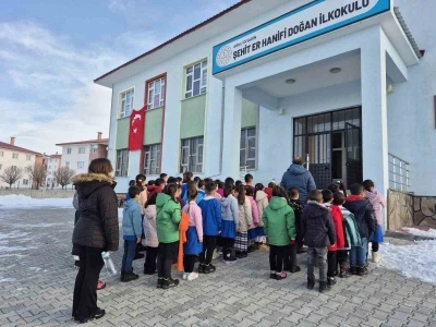 Ağrı&rsquo;da okullarda 6 Şubat depremleri i&ccedil;in saygı duruşu
