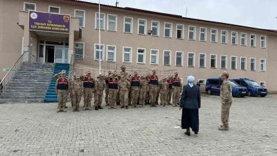 Ağrı&rsquo;da &ouml;zel bireyler askeri &uuml;niforma giyerek temsili askerlik yaptı
