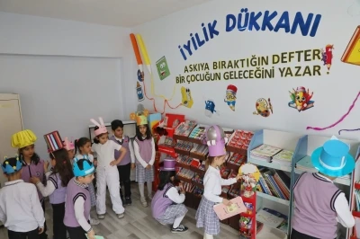 Ağrı’da &quot;Askıda Kırtasiye&quot; projesiyle öğrenciler iyiliği paylaşıyor
