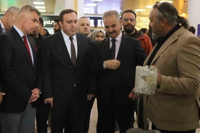 Ağrı’da &quot;Nuh Tufanı&quot; temalı sergi sanatseverlerle buluştu
