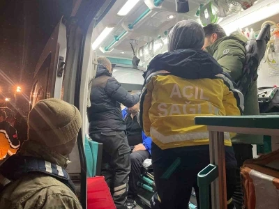 Ağrı&rsquo;da &uuml;zerine &ccedil;ığ d&uuml;şen ara&ccedil;taki 4 personel kurtarıldı
