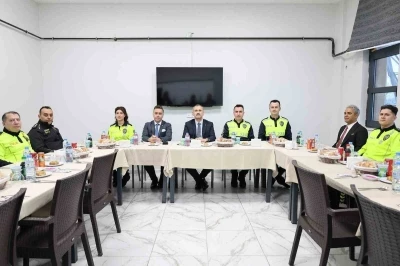 Ağrı&rsquo;da Vali Bozkurt, trafik polisleriyle iftarda bir araya geldi
