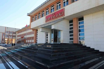 Ağrı&rsquo;da yoğun kar ve buzlanma nedeniyle eğitime 1 g&uuml;n ara
