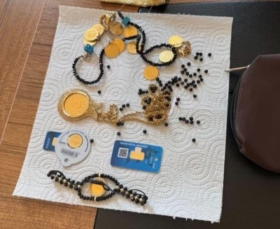 Ağrı&rsquo;da yolda bulunan altınlar sahibine ulaştırıldı
