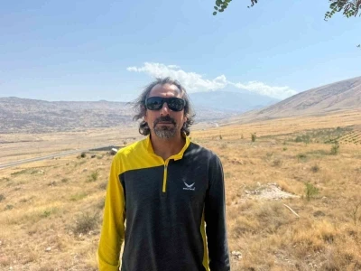 Ağrı Dağı’nın zirvesinde buzul çatlakları görüntülendi
