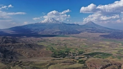 Ağrı Dağı takke buzulu hızla eriyor
