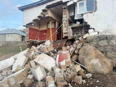 Ağrı&rsquo;daki depremde k&ouml;ylerde bazı yapılarda hasar meydana geldi
