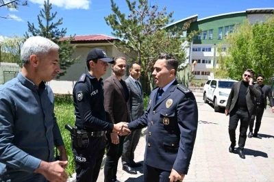 Ağrı Emniyet M&uuml;d&uuml;r&uuml; &Ouml;nder, Kurban Bayramı&rsquo;nda emniyet personeliyle bayramlaştı
