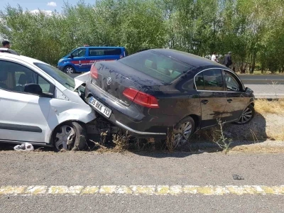 Ağrı İl Sağlık Müdürlüğü’ne ait makam aracı, Patnos dönüşünde kaza yaptı
