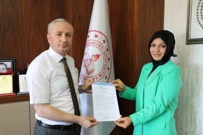 Ağrı Milli Eğitim M&uuml;d&uuml;r&uuml; K&ouml;krek, Scientix El&ccedil;isi &Ouml;zm&uuml;ş&rsquo;&uuml; tebrik etti
