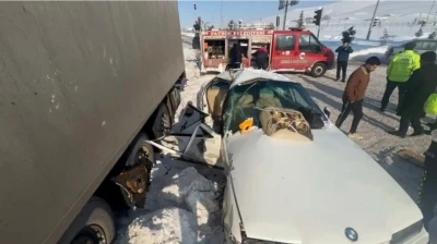 Ağrı&rsquo;nın Patnos il&ccedil;esinde trafik kazası: 1&rsquo;i ağır 2 yaralı
