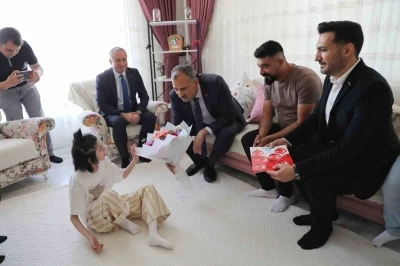 Ağrı Valisi Bozkurt, evde eğitim g&ouml;ren &ouml;ğrencinin karne sevincine ortak oldu
