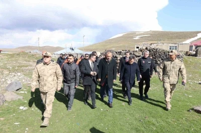 Ağrı Valisi &Ouml;nder Bozkurt deprem b&ouml;lgesinde
