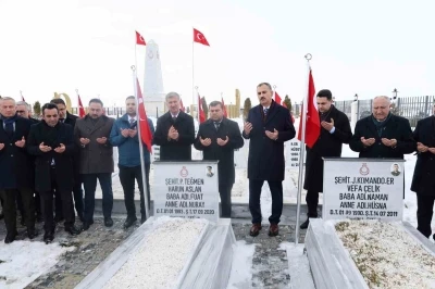 Ağrı Valisi &Ouml;nder Bozkurt g&ouml;revine şehitlik ziyaretiyle başladı
