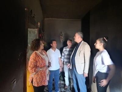 Ağrı Valisi &Ouml;nder Bozkurt&rsquo;tan yangında zarar g&ouml;ren aileye destek
