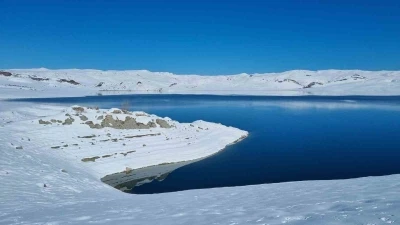 Ağrı Yazıcı Barajı&rsquo;nda buzlar &ccedil;&ouml;z&uuml;ld&uuml;, kartpostallık manzara oluştu
