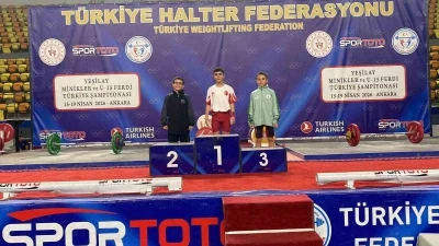 Ağrılı &ouml;ğrenci halterde T&uuml;rkiye şampiyonu oldu

