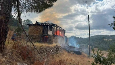 Ahırda &ccedil;ıkan yangın ormana sı&ccedil;radı, b&uuml;y&uuml;meden s&ouml;nd&uuml;r&uuml;ld&uuml;
