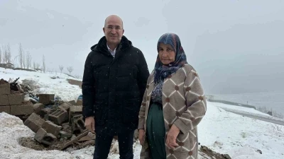 Ahırı &ccedil;&ouml;ken Zine teyzeye belediye başkanı yeni ahır i&ccedil;in destek &ccedil;ıktı
