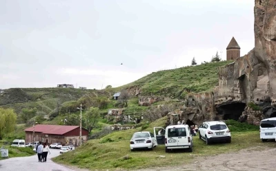 Ahlat&rsquo;ın tarihi ve doğal g&uuml;zelliklere bayram ilgisi
