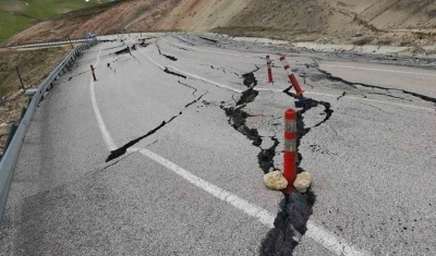 Ahlat-Malazgirt yolunda korkutan kayma
