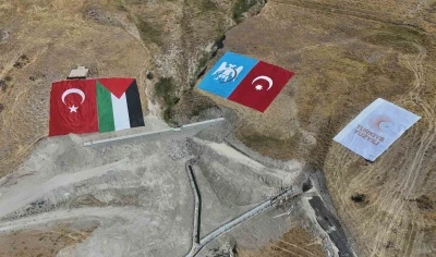 Ahlat’taki etkinlik alanında dev Türk ve Filistin bayrakları açıldı
