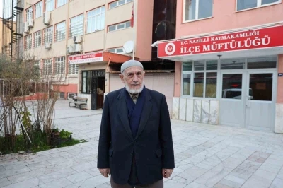 Ahmet Dede&rsquo;nin Nazilli Koca Cami avlusuna sığan 63 yıllık &ouml;mr&uuml;
