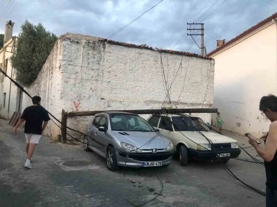 Ahşap direk araçların üzerine devrildi
