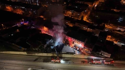 Ahşap dolu depoda &ccedil;ıkan yangın kontrol altına alındı
