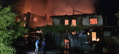 Ahşap evde &ccedil;ıkan yangın yanındaki diğer ahşap eve de sı&ccedil;radı
