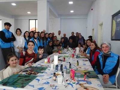 Ailece ahşap boyadılar
