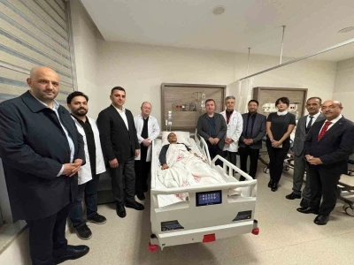 Ailesi uzakta olan gence Vali refakat etti
