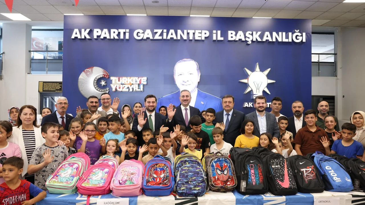 AK Parti Gaziantep'ten anlamlı destek! İhtiyaç sahibi çocuklara kırtasiye yardımı!