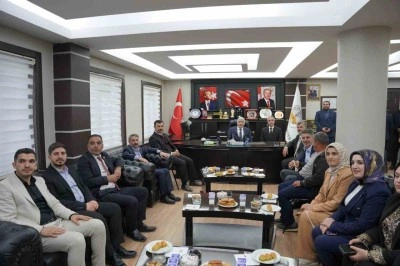 AK Parti heyeti Başkan Halla&ccedil; ile bir araya geldi