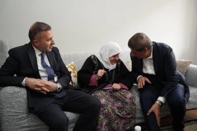 AK Parti İstanbul milletvekilleri Anneler G&uuml;n&uuml; dolayısıyla sahadaydı
