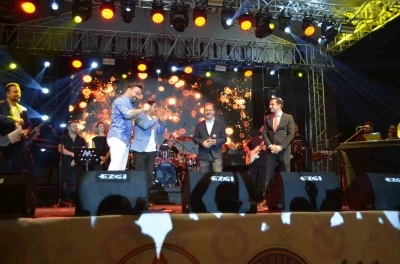 AK Parti’li Kasapoğlu sahnede Sinan Akçıl’a eşlik etti
