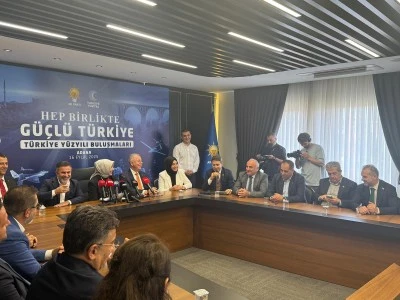 AK Parti’nin Adana Buluşmasında Ali Şahin Öne Çıktı