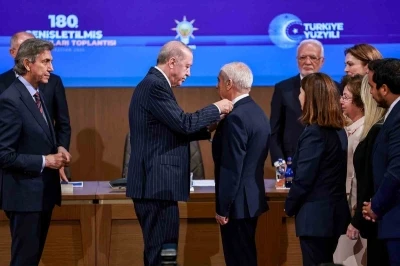 AK Parti&rsquo;ye katılan Keşan Belediye Başkanı&rsquo;nın rozetini Cumhurbaşkanı Erdoğan taktı
