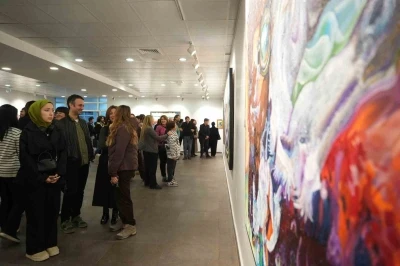 Akademisyenin 38 yıllık sanat yolculuğunu anlatan &quot;38/50: Retro-Perspektif&quot; sergisi
