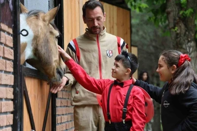 Akademisyenler ve &ouml;zel &ccedil;ocuklar at terapisi etkinliğinde bir araya geldi
