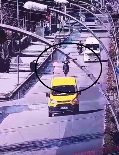 Akan trafiğe aldırış etmeden &ouml;n kaldıran s&uuml;r&uuml;c&uuml;ye 46 bin TL ceza
