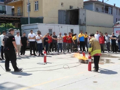 Akaryakıt istasyonu &ccedil;alışanlarına yangın g&uuml;venliği eğitimi
