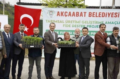 Ak&ccedil;aabat&rsquo;ta &uuml;reticilere 25 bin sebze fidesi dağıtıldı
