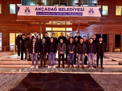 Ak&ccedil;adağ Belediye Başkanı Ulutaş sahurda gen&ccedil;lerle buluştu
