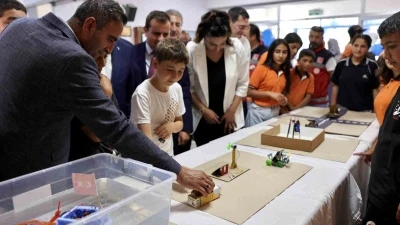 Ak&ccedil;adağ Belediyesi&rsquo;nin desteğiyle yenilenen okul sıraları &ouml;ğrencilere teslim edildi
