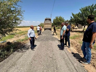 Akçadağ’da grup yolu çalışmaları devam ediyor

